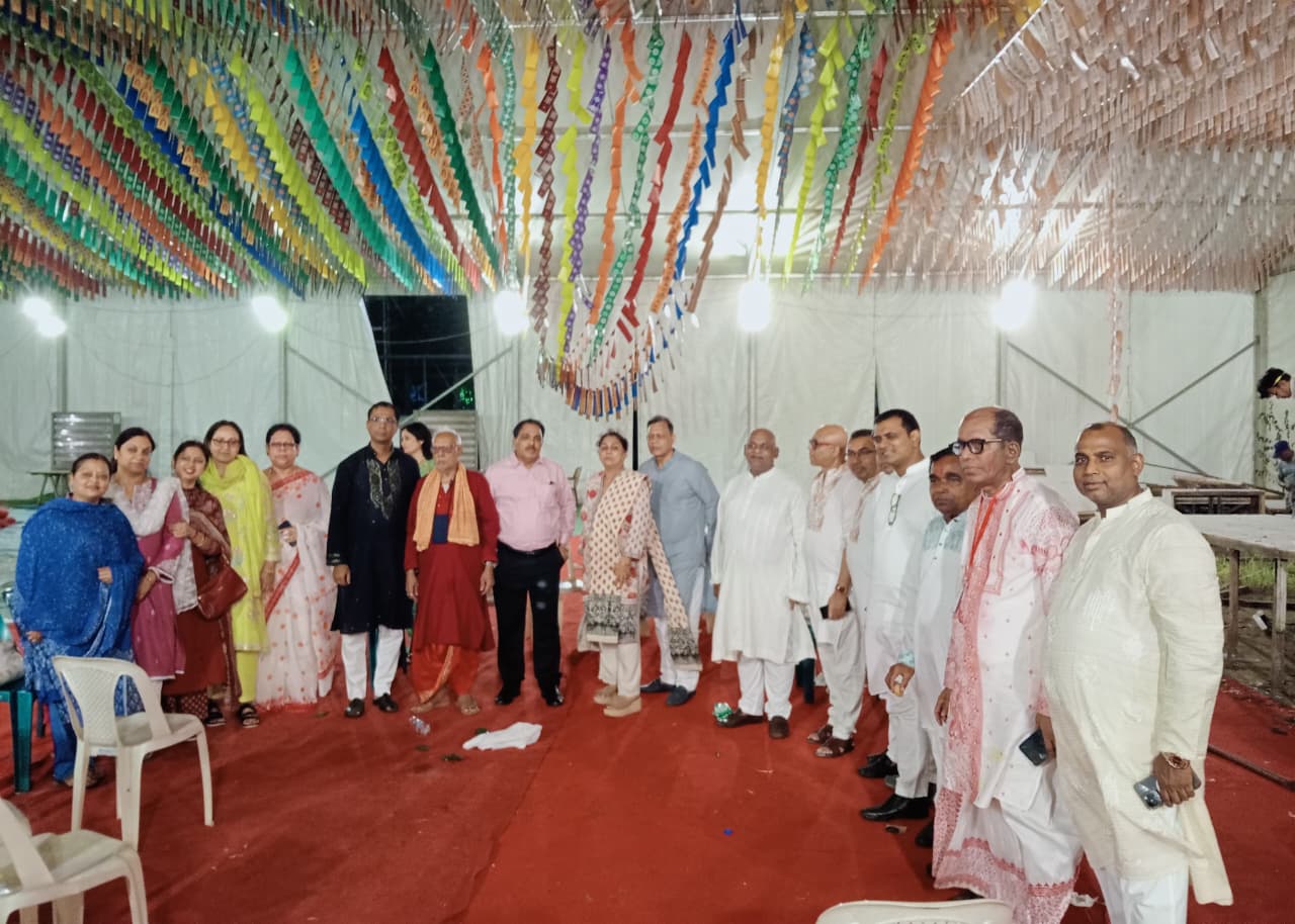 রাজধানীর গুলশান-বনানী পূজামণ্ডপে বিজয়া দশমীতে মা দুর্গার বিসর্জন পরবর্তী দুর্গা মায়ের শান্তির জল প্রদান