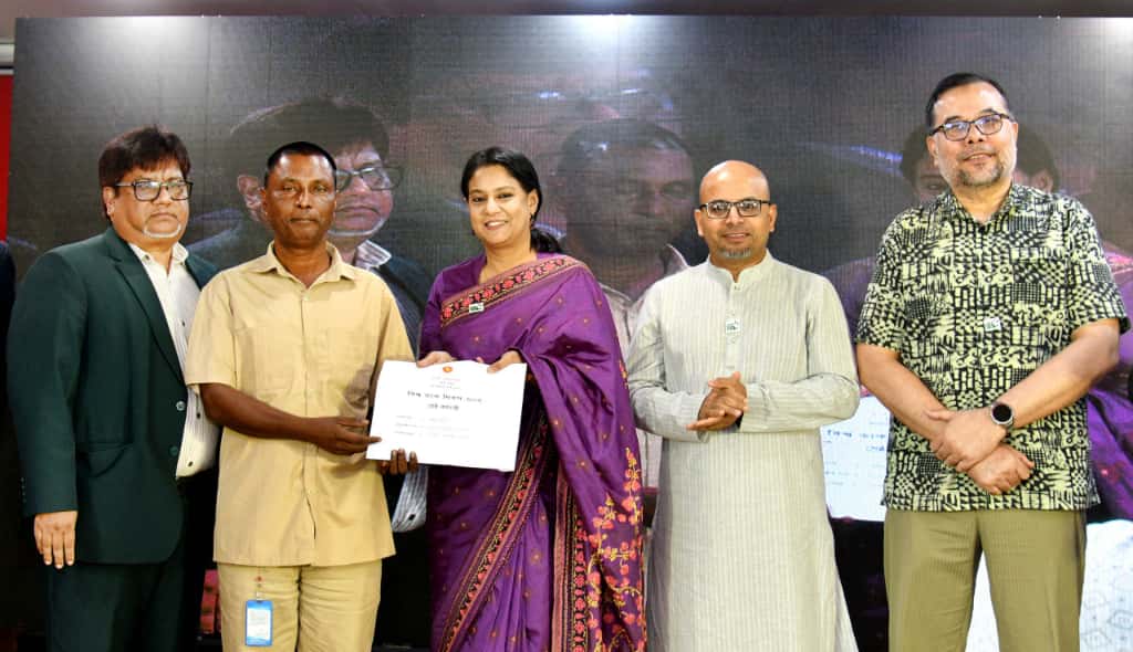পরিবর্তনের সাথে খাপ খাইয়ে দায়িত্বশীল ও নিষ্ঠার সাথে কাজ করতে হবে – পরিবেশ উপদেষ্টা
