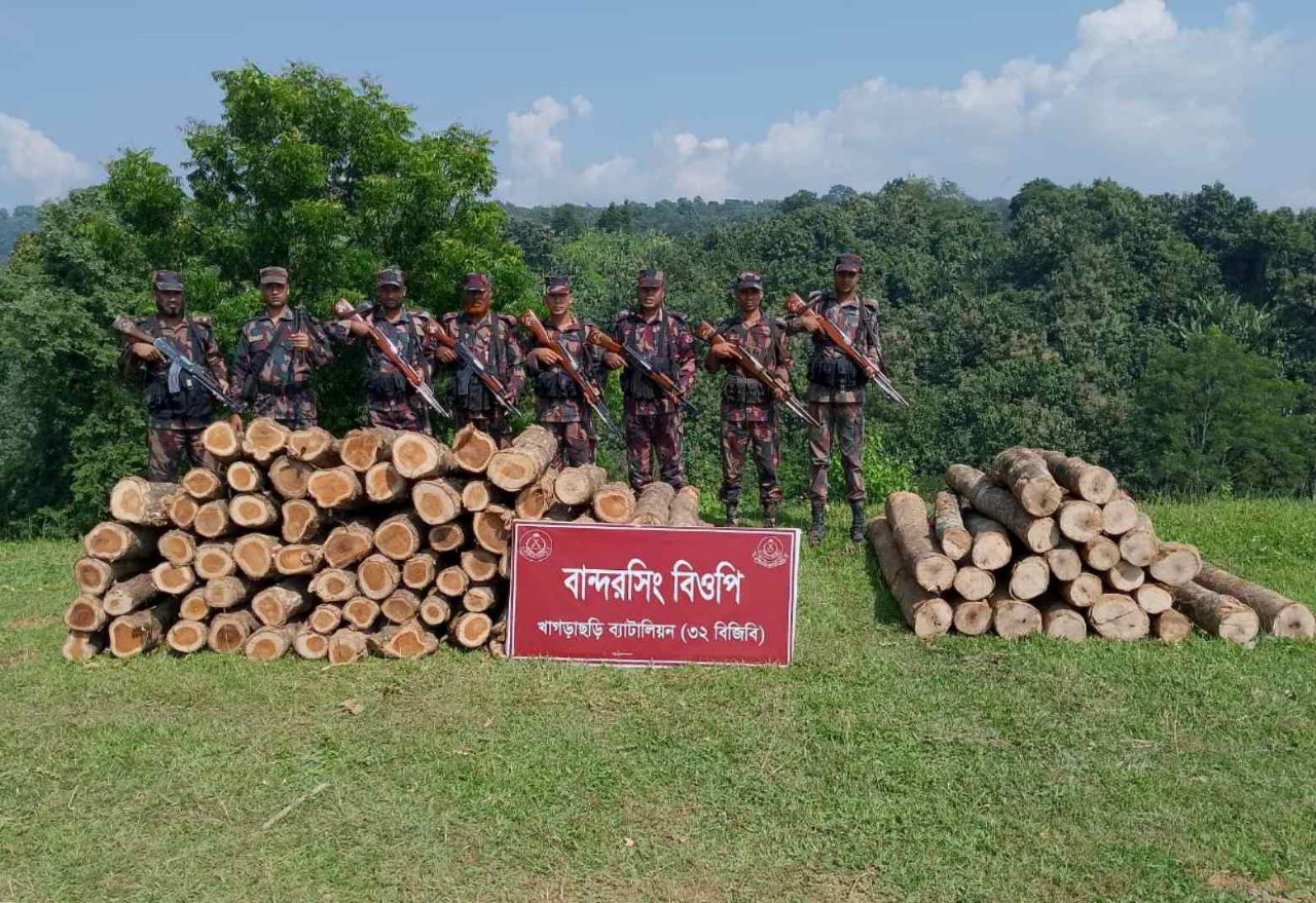 খাগড়াছড়িতে বিজিবির অভিযানে ৬৫ ঘনফুট অবৈধ কাঠ জব্দ