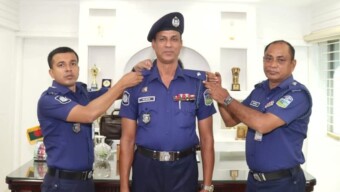পদোন্নতি প্রাপ্ত পুলিশ সদস্যকে র‍্যাংক ব্যাজ পরিধান করালেন পুলিশ সুপার জনাব মোঃ আমিনুল ইসলাম