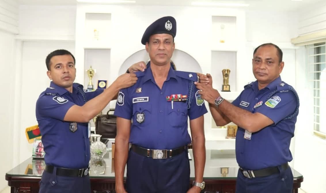 পদোন্নতি প্রাপ্ত পুলিশ সদস্যকে র‍্যাংক ব্যাজ পরিধান করালেন পুলিশ সুপার জনাব মোঃ আমিনুল ইসলাম