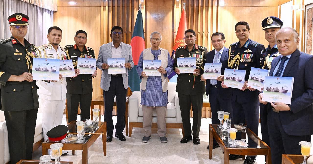 সশস্ত্র বাহিনী দিবস উপলক্ষে আজ ঢাকা সেনানিবাসে বাংলাদেশ আর্মড ফোর্সেস ‘ট্রেনিং কমপেনডিয়াম’ এর মোড়ক উন্মোচন করেন প্রধান উপদেষ্টা প্রফেসর মুহাম্মদ ইউনূস