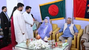 আজ শুক্রবার বিকেলে রাজধানীর সেনাকুঞ্জে সশস্ত্র বাহিনী দিবস উপলক্ষে আয়োজিত অনুষ্ঠানে প্রধান উপদেষ্টা প্রফেসর মুহাম্মদ ইউনূস ও বিএনপি চেয়ারপার্সন বেগম খালেদা জিয়ার সঙ্গে সৌজন্য বিনিময় করেন জাতীয় নাগরিক পার্টির (এনসিপি) আহ্বায়ক নাহিদ ইসলাম।
