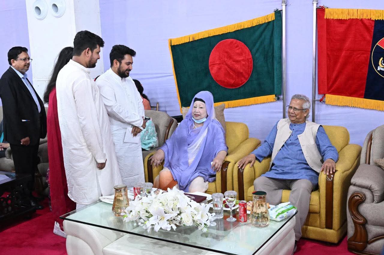 আজ শুক্রবার বিকেলে রাজধানীর সেনাকুঞ্জে সশস্ত্র বাহিনী দিবস উপলক্ষে আয়োজিত অনুষ্ঠানে প্রধান উপদেষ্টা প্রফেসর মুহাম্মদ ইউনূস ও বিএনপি চেয়ারপার্সন বেগম খালেদা জিয়ার সঙ্গে সৌজন্য বিনিময় করেন জাতীয় নাগরিক পার্টির (এনসিপি) আহ্বায়ক নাহিদ ইসলাম।