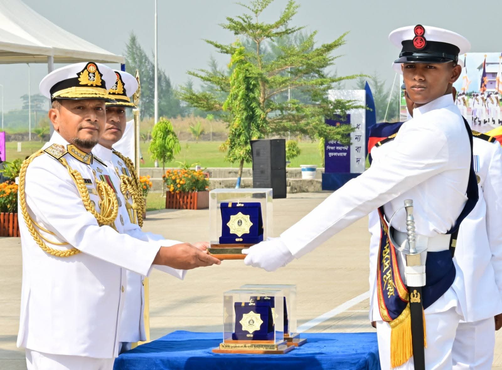 নৌবাহিনীর বি/২০২৫ ব্যাচের নবীন নাবিকদের শিক্ষা সমাপনী কুচকাওয়াজ অনুষ্ঠিত