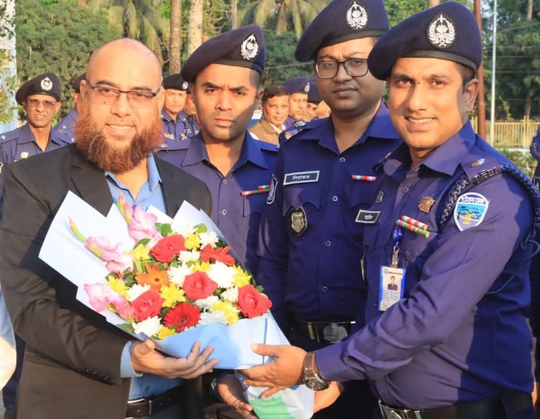 ফুলেল শুভেচ্ছায় সিক্ত হয়ে দায়িত্বভার গ্রহণ করলেন নাোয়াখালী জেলার নবাগত পুলিশ সুপার