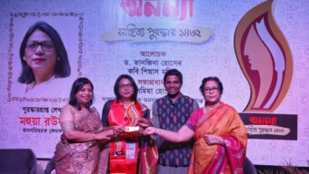 অনন্যা সাহিত্য পুরষ্কার পেলেন মহুয়া রউফ