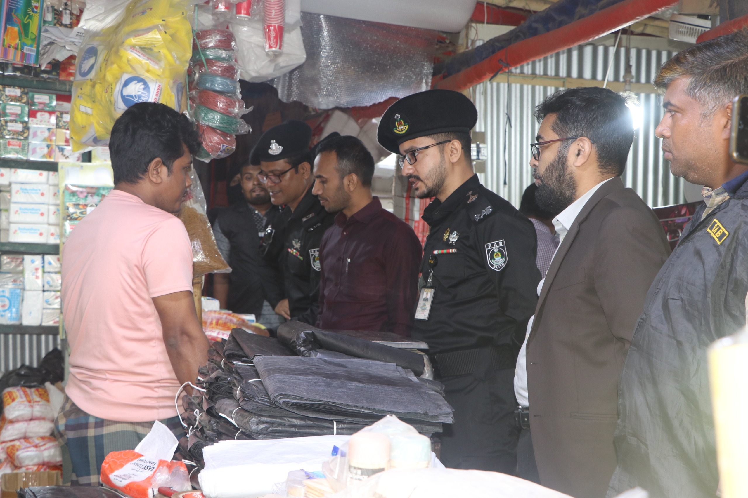 দেশব্যাপী নিষিদ্ধ পলিথিনের উৎপাদন, পরিবহন ও বিপণন বন্ধে র‍্যাপিড অ্যাকশন ব্যাটালিয়ন (র‍্যাব) বিশেষ অভিযান ও জনসচেতনতামূলক কার্যক্রম পরিচালনা করছে