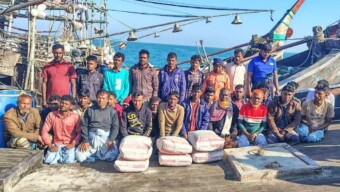 মায়ানমারে পাচারকালে সিমেন্টবোঝাই ০৩টি বোট আটক করেছে বাংলাদেশ নৌবাহিনী