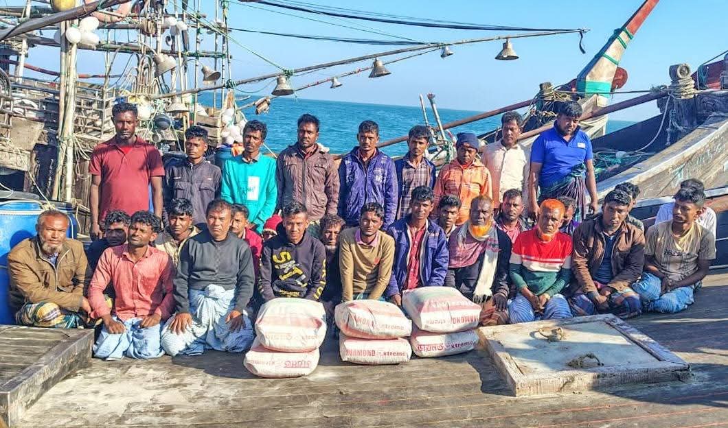 মায়ানমারে পাচারকালে সিমেন্টবোঝাই ০৩টি বোট আটক করেছে বাংলাদেশ নৌবাহিনী