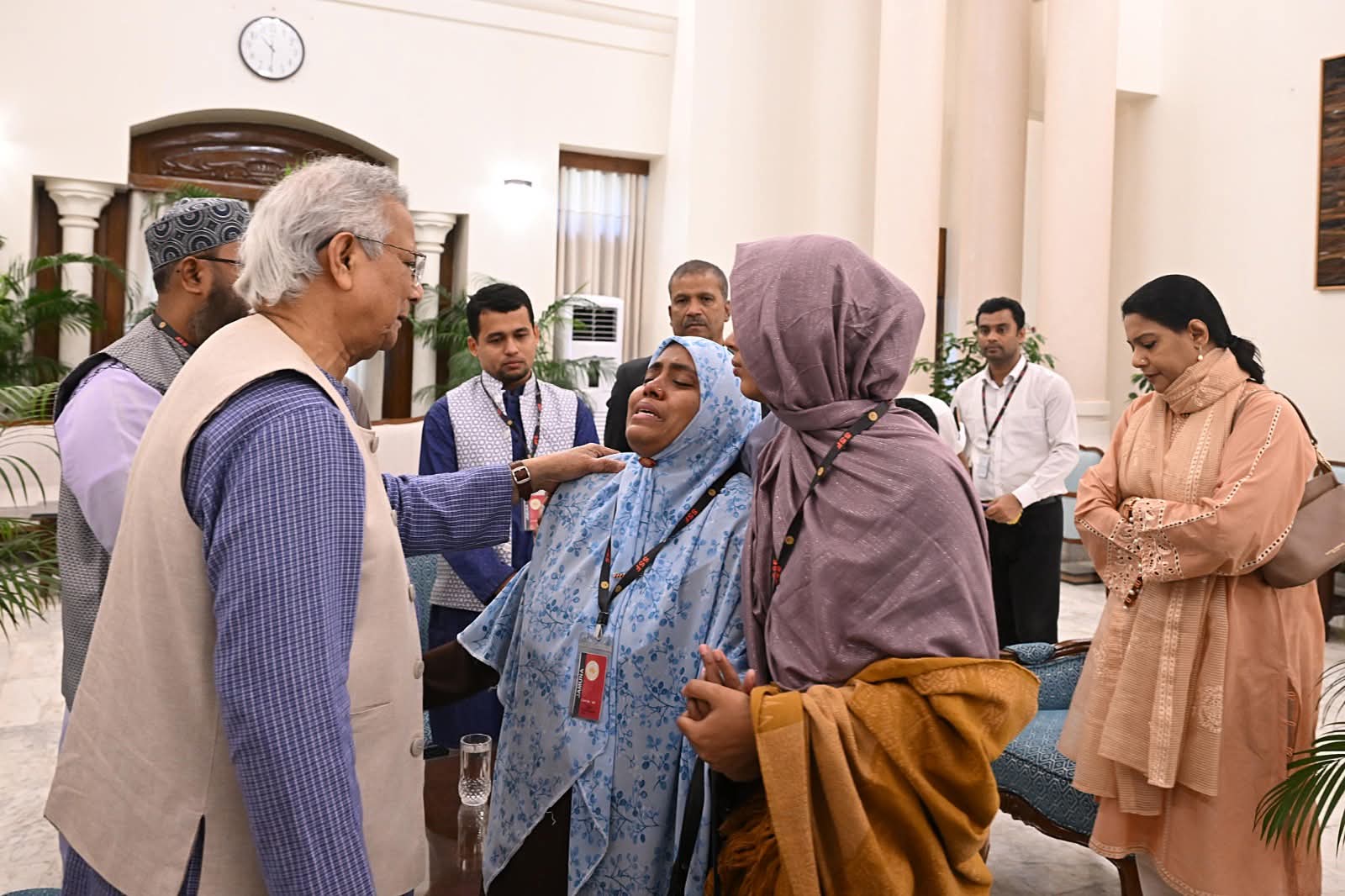 ওসমান হাদির পরিবারের সঙ্গে প্রধান উপদেষ্টার সাক্ষাৎ, সর্বোত্তম চিকিৎসা নিশ্চিতের আশ্বাস