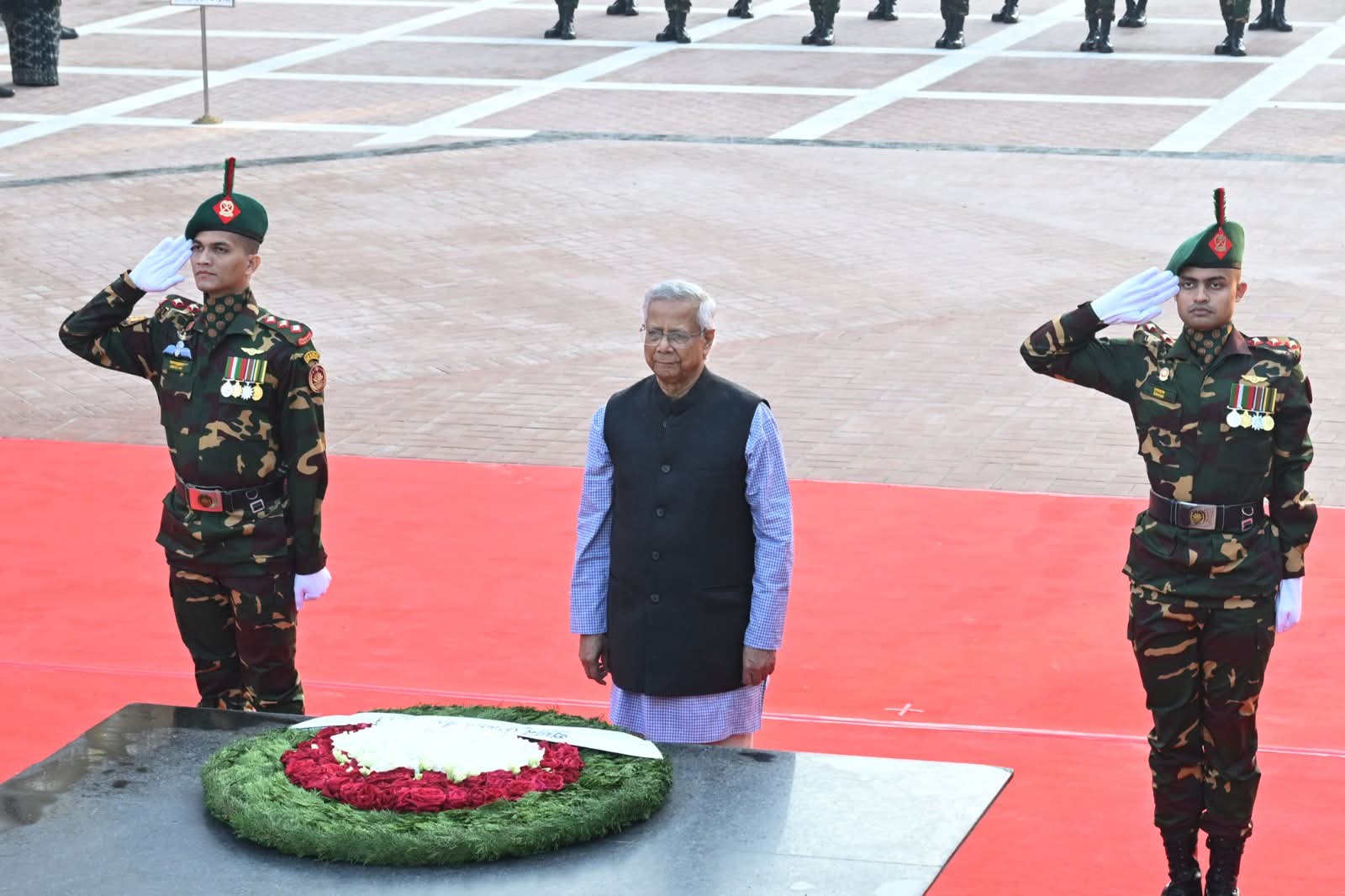 রাজধানীর মিরপুরে শহীদ বুদ্ধিজীবী স্মৃতিসৌধে জাতির শ্রেষ্ঠ সন্তানদের প্রতি শ্রদ্ধা জানিয়েছেন প্রধান উপদেষ্টা প্রফেসর মুহাম্মদ ইউনূস। আজ ১৪ ডিসেম্বর, শহিদ বুদ্ধিজীবী দিবসে সকাল ৭টা ১৫ মিনিটে প্রধান উপদেষ্টা এ শ্রদ্ধা জানান। সেখানে কিছু সময় নীরবে দাঁড়িয়ে থাকেন তিনি