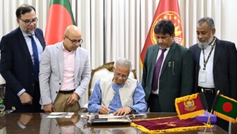 মহান বিজয় দিবস উপলক্ষে একটি স্মারক ডাকটিকিট, উদ্বোধনী খাম ও সিলমোহর অবমুক্ত করেন প্রধান উপদেষ্টা প্রফেসর মুহাম্মদ ইউনূস