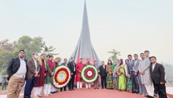 চট্টগ্রামে মহান বিজয় দিবসে স্মৃতিসৌধে শহীদদের প্রতি শ্রদ্ধা নিবেদন
