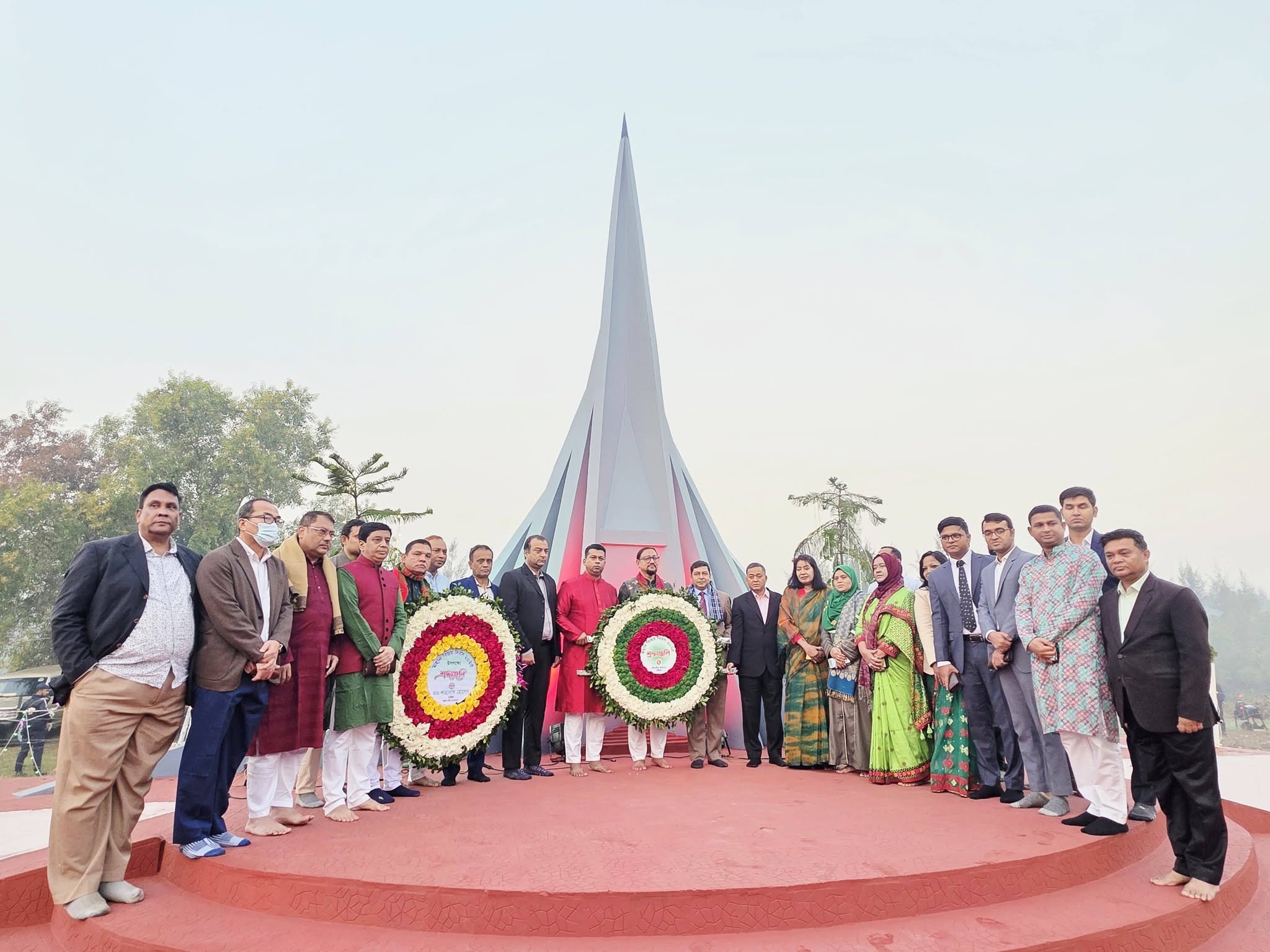 চট্টগ্রামে মহান বিজয় দিবসে স্মৃতিসৌধে শহীদদের প্রতি শ্রদ্ধা নিবেদন
