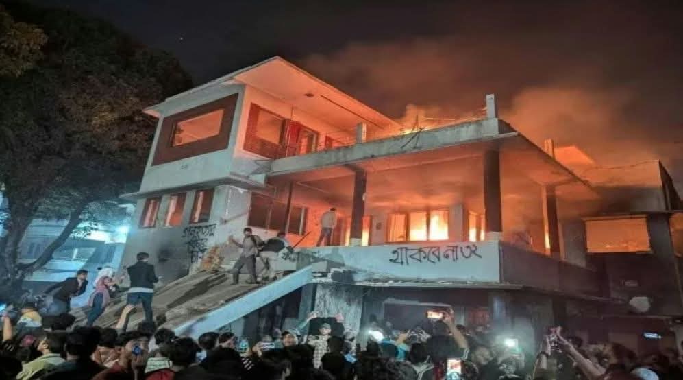ধানমন্ডি-৩২ নম্বর বাড়ীতে মাঝরাতে অগ্নিসংযোগ ও ভাংচুর