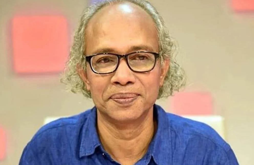 ডেইলি স্টার অফিস এর সামনে নিউ এইজ সম্পাদক নুরুল কবির নাজেহাল