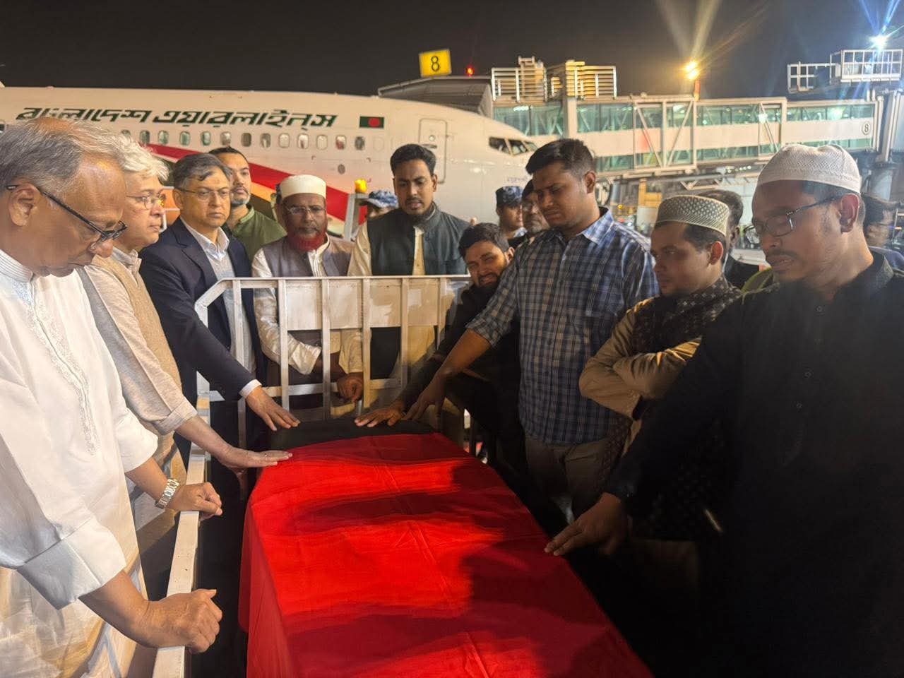 শহিদ ওসমান হাদির মরদেহ বহনকারী ফ্লাইট দেশে অবতরণ করেছে