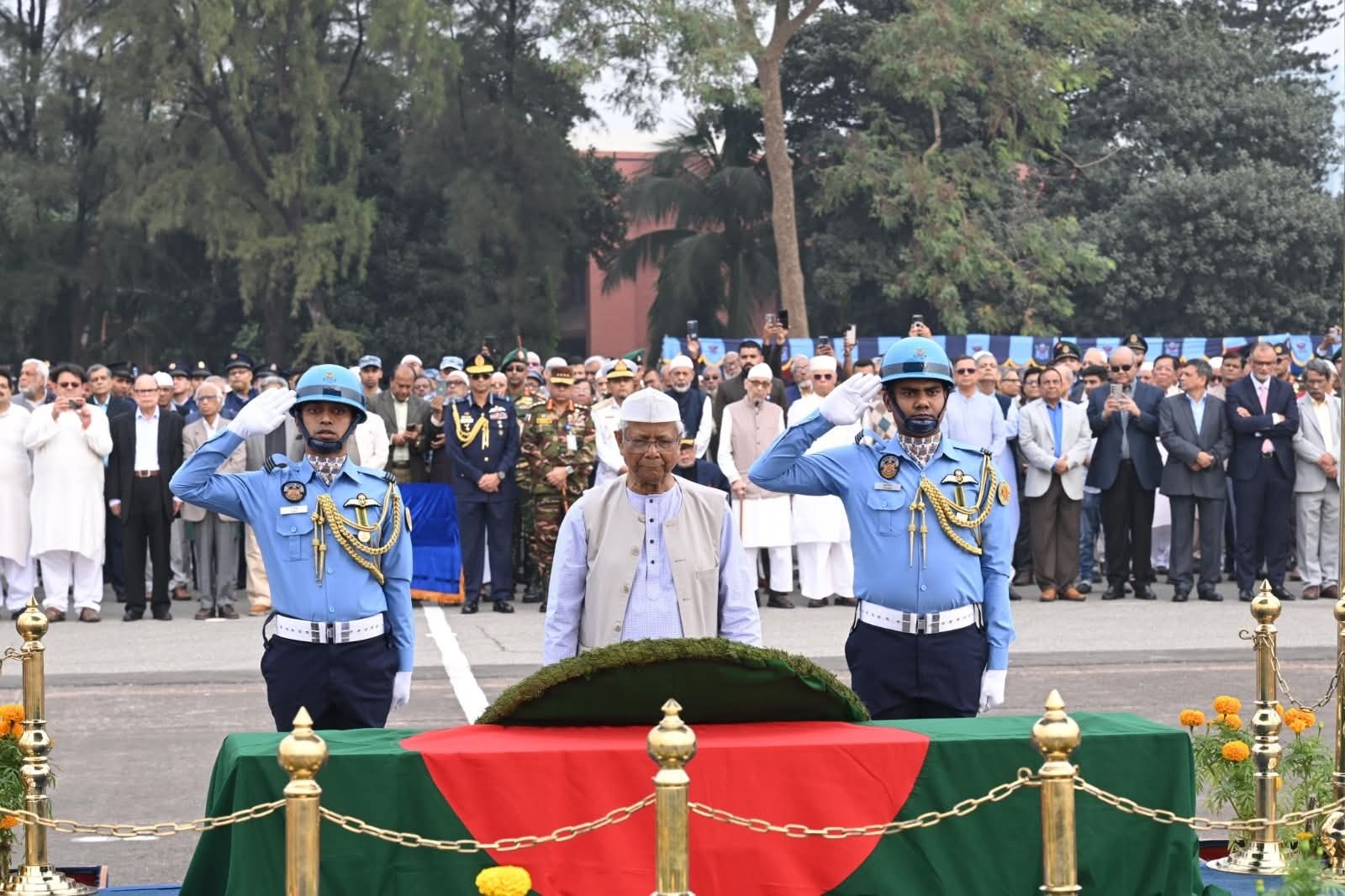 বাংলাদেশের মহান মুক্তিযুদ্ধের অন্যতম সংগঠক, বীর-উত্তম খেতাবপ্রাপ্ত বীর মুক্তিযোদ্ধা, মুক্তিবাহিনীর ডেপুটি চিফ অব স্টাফ এ.কে. খন্দকারের নামাজে জানাজা অনুষ্ঠানে অংশগ্রহণ করেন প্রধান উপদেষ্টা প্রফেসর মুহাম্মদ ইউনূস