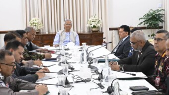 আইনশৃঙ্খলা পরিস্থিতি পর্যালোচনায় প্রধান উপদেষ্টার নেতৃত্বে বৈঠক অনুষ্ঠিত