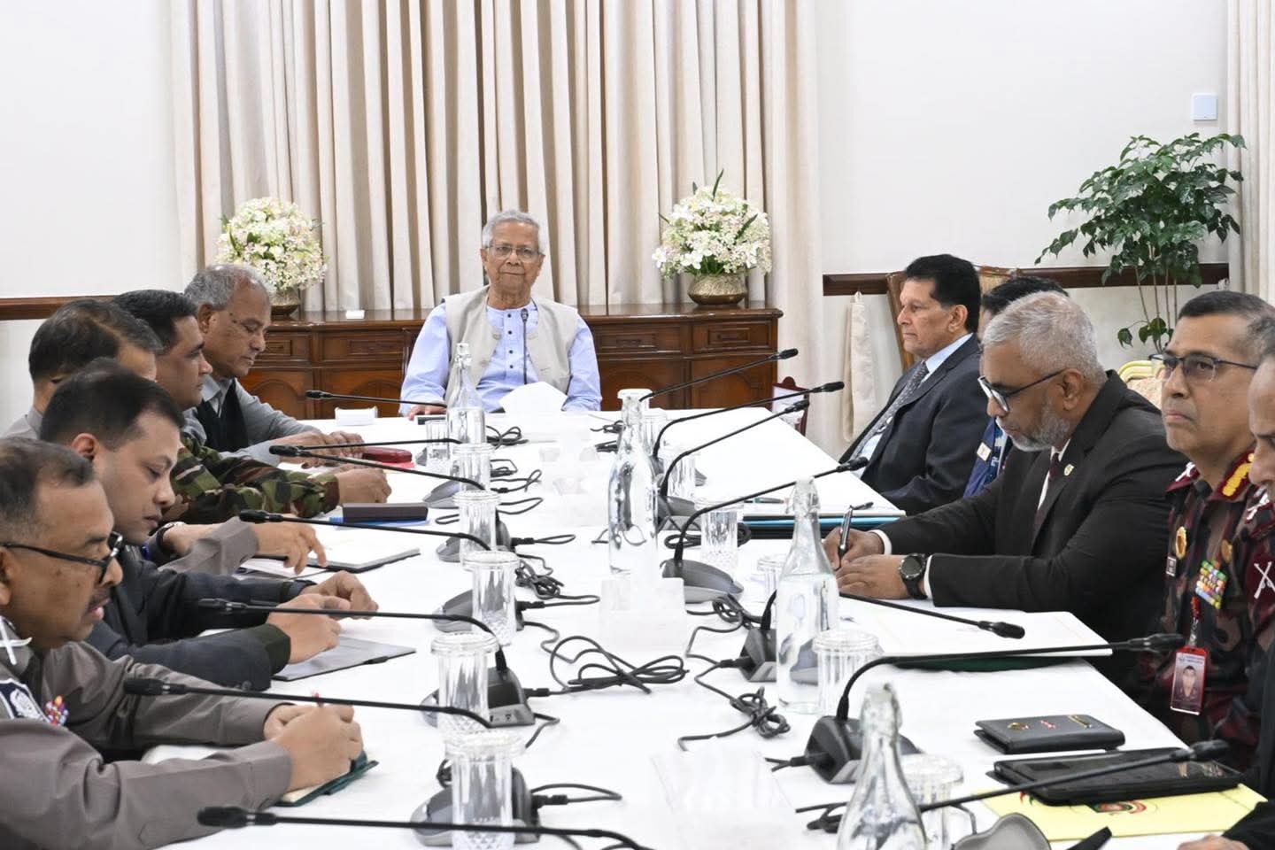 আইনশৃঙ্খলা পরিস্থিতি পর্যালোচনায় প্রধান উপদেষ্টার নেতৃত্বে বৈঠক অনুষ্ঠিত
