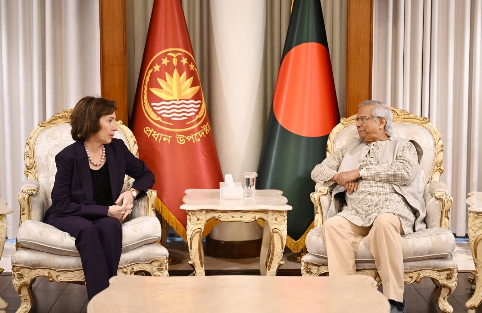 প্রধান উপদেষ্টার সঙ্গে মার্কিন চার্জ দ্য অ্যাফেয়ার্সের বিদায়ী সাক্ষাৎ: অবাধ নির্বাচন ও শ্রম সংস্কার নিয়ে আলোচনা