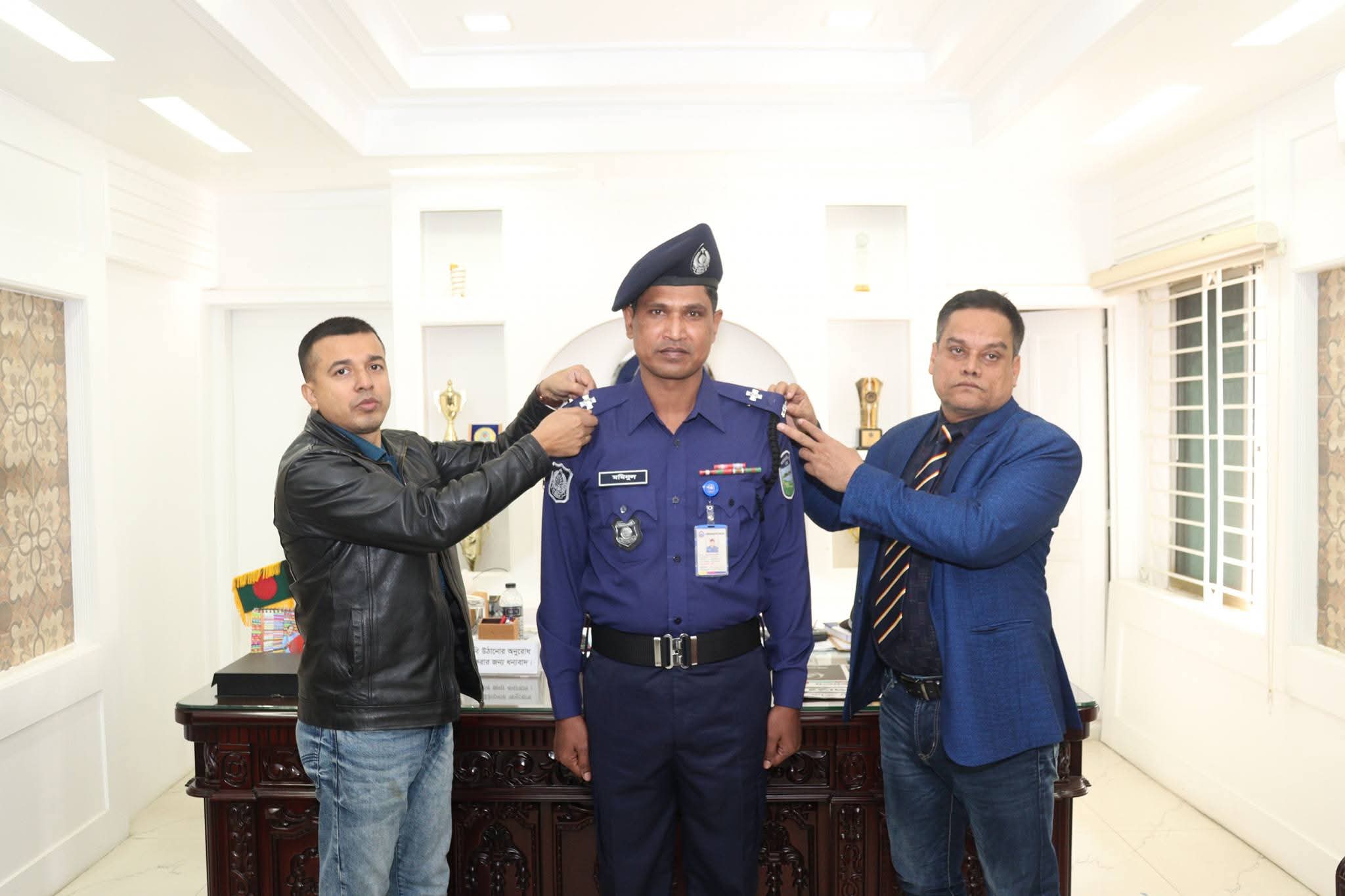 পদোন্নতি প্রাপ্ত পুলিশ সদস্যকে র‍্যাংক ব্যাজ পরিধান করালেন পুলিশ সুপার মোঃ কামরুল ইসলাম
