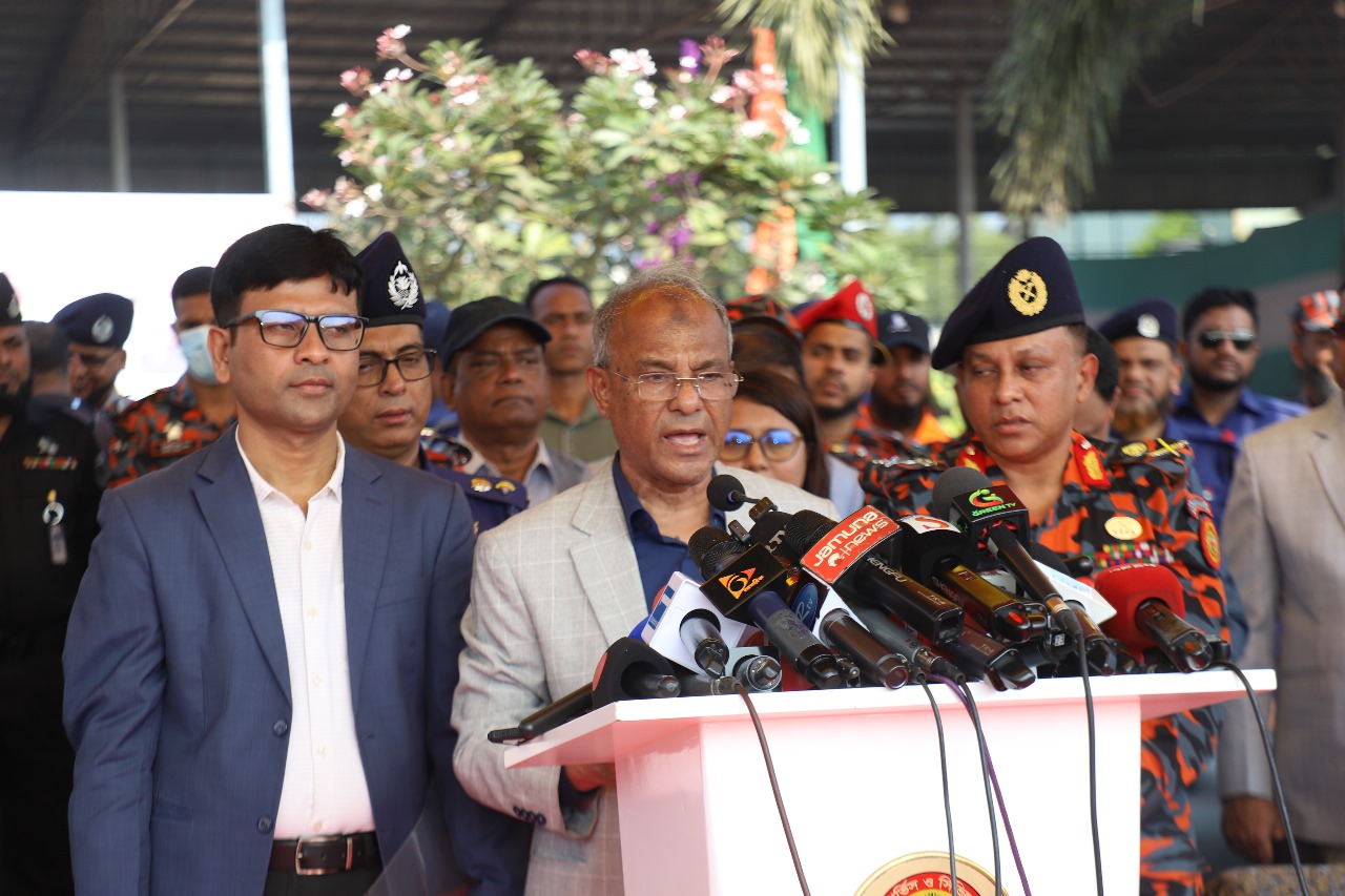 ফায়ার সার্ভিসের ভলান্টিয়ারদের সুযোগ-সুবিধা প্রদান ও প্রশিক্ষণের মান বৃদ্ধির চিন্তাভাবনা করছে সরকার- স্বরাষ্ট্র উপদেষ্টা