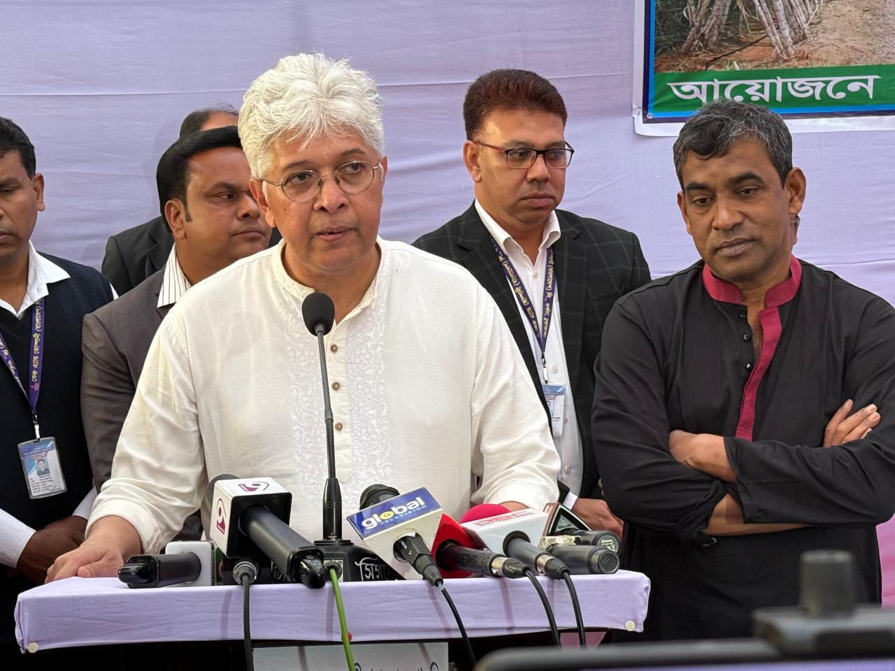 ‘দেশে উৎপাদিত চিনি গুদামে মজুত থাকলে বাইরে থেকে চিনি আমদানি করা হবে না’- শিল্প উপদেষ্টা