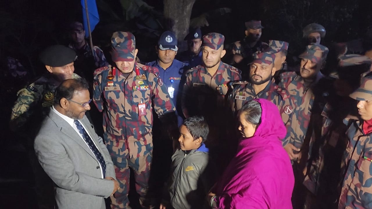 ভারতীয় হাইকমিশনের অনুরোধের প্রেক্ষিতে আলোচিত অন্তঃসত্ত্বা ভারতীয় নারী সোনালী খাতুনকে বিএসএফের নিকট হস্তান্তর করলো বিজিবি
