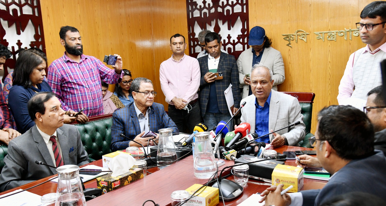 সরকার কৃষক ও ভোক্তা উভয়ের স্বার্থ সংরক্ষণের চেষ্টা করছে- স্বরাষ্ট্র ও কৃষি উপদেষ্টা
