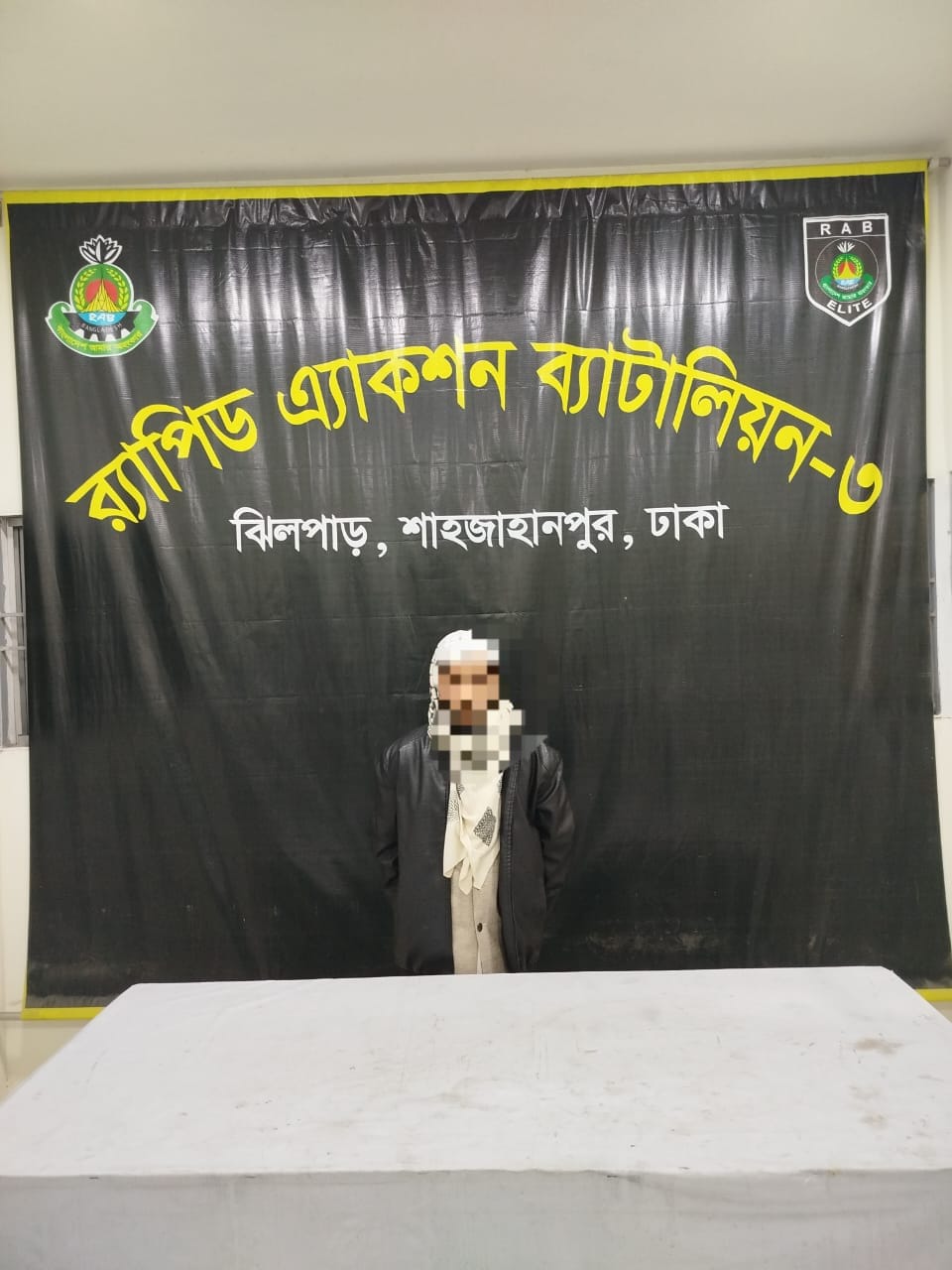 ফরিদপুরের চরভদ্রাসন থানাধীন ৮ বছরের শিশু ধর্ষণ মামলার পলাতক আসামি মোঃ মোজাম্মেল হক (২৫)’কে রাজধানীর ক্যান্টনমেন্ট থানাধীন এলাকা হতে গ্রেফতার করেছ র‍্যাব-৩।