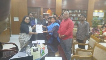 রাঙামাটিতে বিপ্লবী ওয়ার্কার্স পার্টির সংসদ সদস্য পদপ্রার্থী জুঁই চাকমা রিটার্নিং অফিসারের নিকট মনোনয়ন জমা