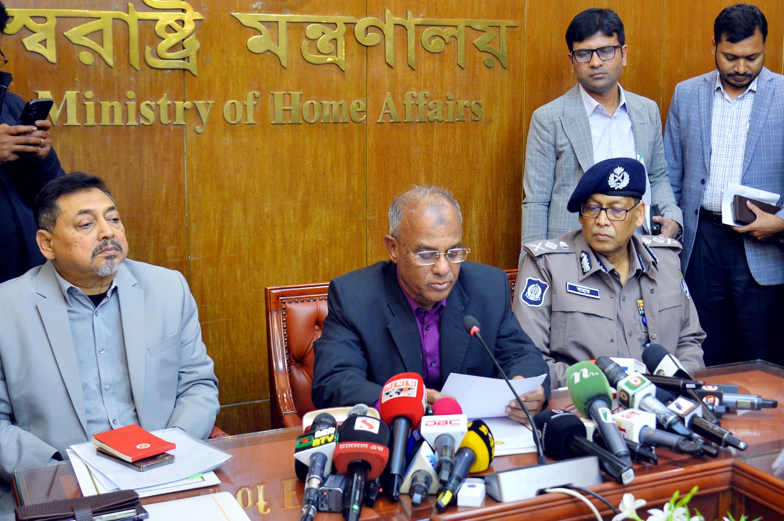 আইনশৃঙ্খলা সংক্রান্ত কোর কমিটির সভা শেষে স্বরাষ্ট্র উপদেষ্টার প্রেস ব্রিফিং: