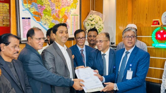 ঢাকা-১৩ আসনে মনোনয়নপত্র জমা দিলেন ববি হাজ্জাজ 