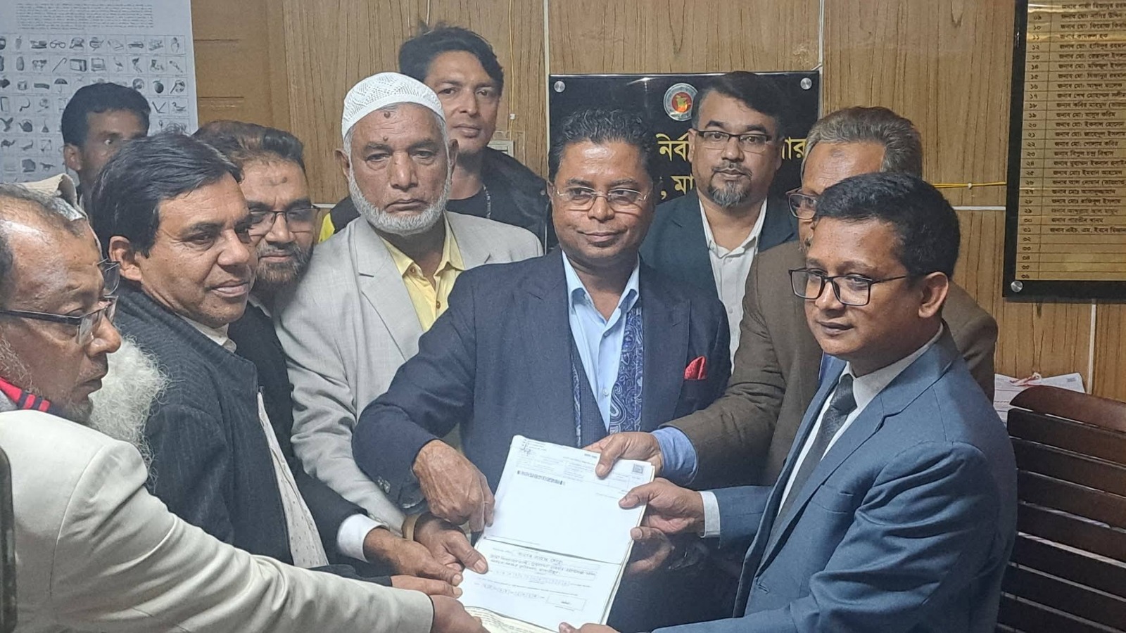 মাদারীপুর-১ (শিবচর) আসনে স্বতন্ত্র প্রার্থী হিসেবে বিএনপি নেতা কামাল জামান নুরুদ্দীন মোল্লার মনোনয়ন দাখিল