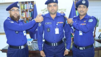 বিভাগীয় পদোন্নতি প্রাপ্ত ০৫(পাঁচ) জন পুলিশ সদস্যকে র‍্যাংক ব্যাজ পরিয়ে দিলেন পুলিশ সুপার, নোয়াখালী