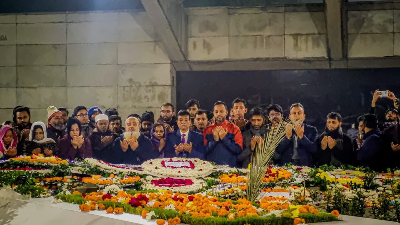 বেগম খালেদা জিয়ার কবরে ‘শেকৃবি বৃহত্তর বগুড়া সমিতি’র দোয়া ও শ্রদ্ধাঞ্জলি