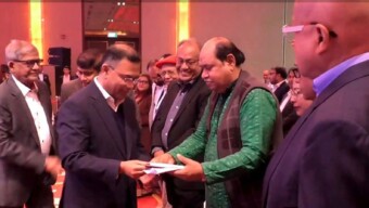 বিএনপির চেয়ারম্যান তারেক রহমান সাংবাদিকদের সঙ্গে শুভেচ্ছা বিনিময় করছেন