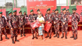 ঢাকা ব্যাটালিয়ন (২৬ বিজিবি) এর উদ্যোগে ৮০০ জন শীতার্ত ও অসহায় মানুষের মাঝে শীতবস্ত্র বিতরণ