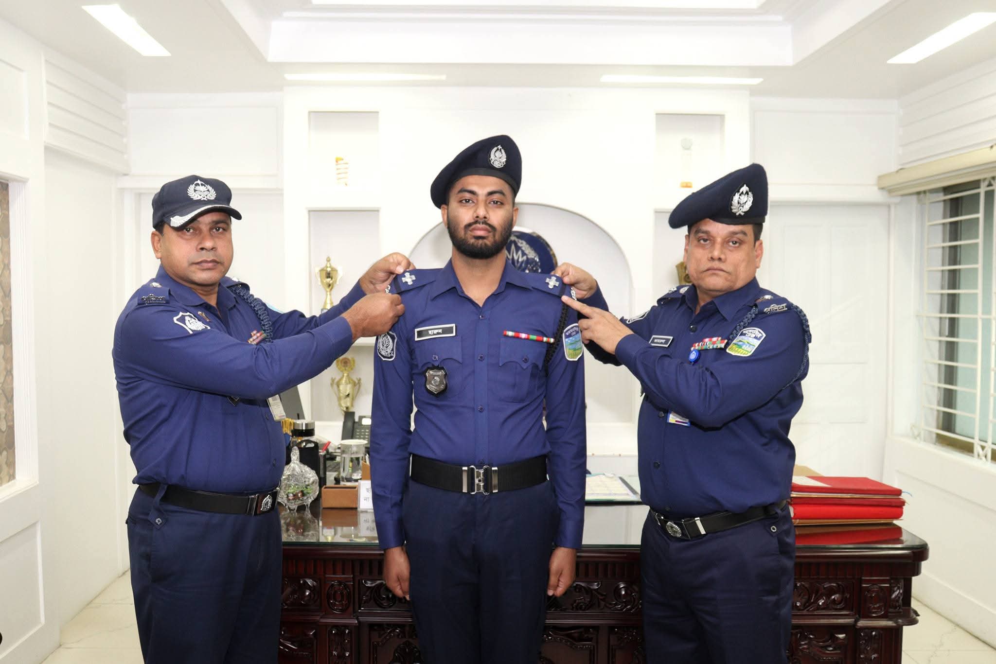 পদোন্নতি প্রাপ্ত পুলিশ সদস্যদের র‍্যাংক ব্যাজ পরিধান করালেন পুলিশ সুপার জনাব মোঃ কামরুল ইসলাম