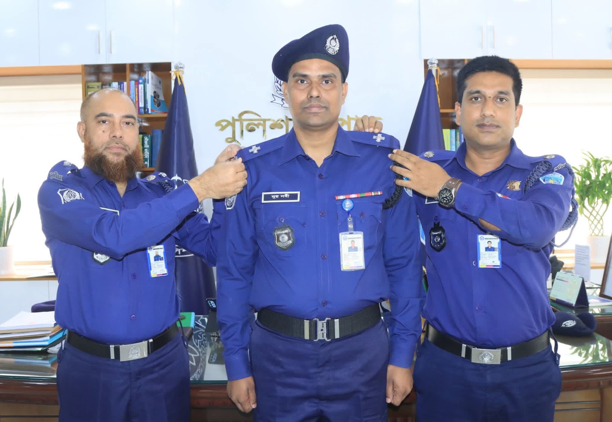 বিভাগীয় পদোন্নতি প্রাপ্ত ০১(এক) জন পুলিশ সদস্যকে র‍্যাংক ব্যাজ পরিয়ে দিলেন পুলিশ সুপার, নোয়াখালী