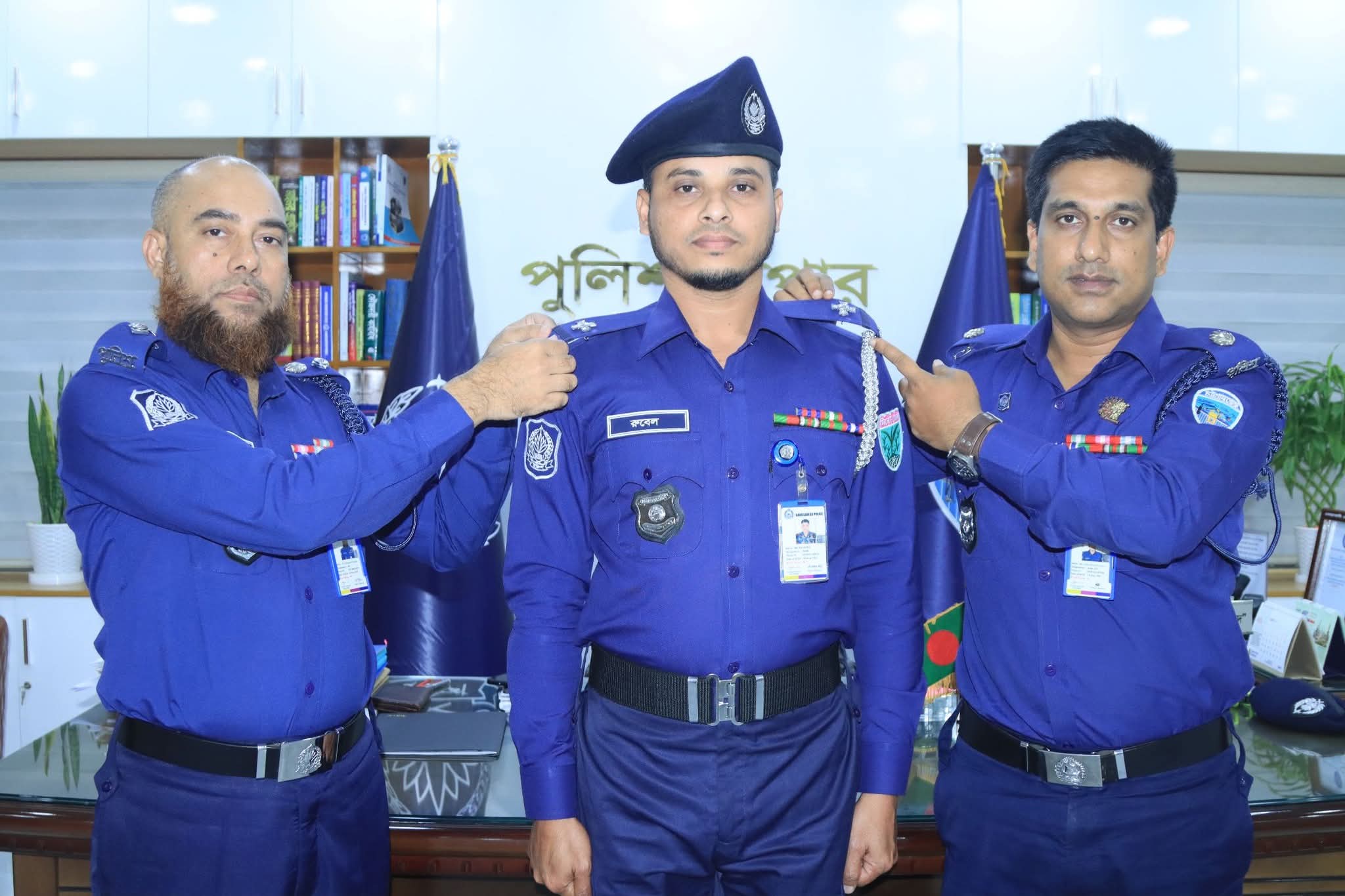 বিভাগীয় পদোন্নতি প্রাপ্ত ০১(এক) জন পুলিশ সদস্যকে র‍্যাংক ব্যাজ পরিয়ে দিলেন পুলিশ সুপার, নোয়াখালী