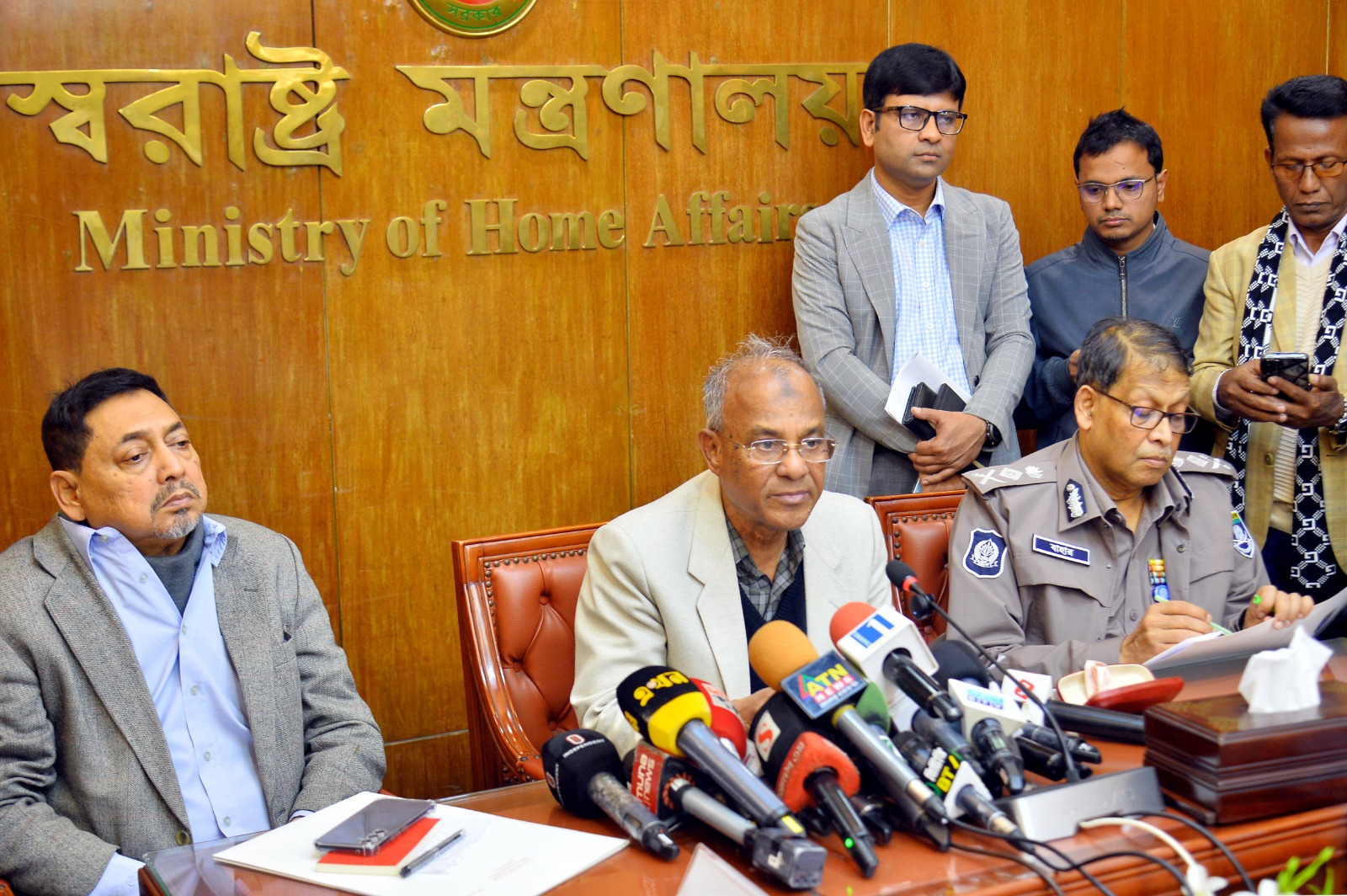 জাতীয় নির্বাচনে আইনশৃঙ্খলা বাহিনীর সদস্যরা ভোটকেন্দ্র সহ যেকোন সময় যেকোন স্থানে প্রবেশ করতে পারবেন- স্বরাষ্ট্র উপদেষ্টা