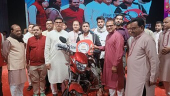 বিজয়ীর হাতে মোটর সাইকেলের চাবি ও ফ্রিজ তুলে দিলেন পানাম গ্রুপের এমডি অমল পোদ্দার