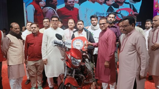বিজয়ীর হাতে মোটর সাইকেলের চাবি ও ফ্রিজ তুলে দিলেন পানাম গ্রুপের এমডি অমল পোদ্দার