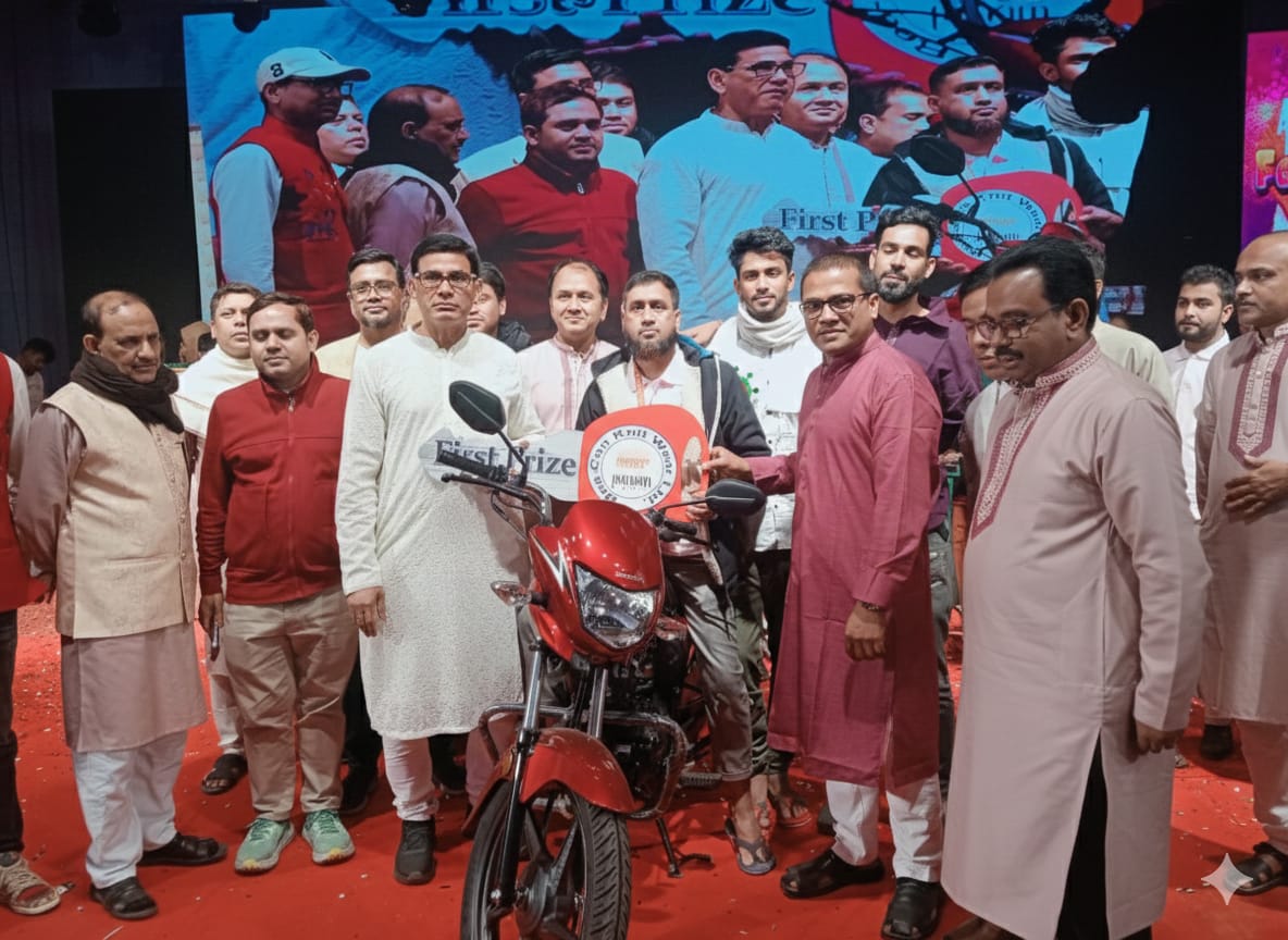 বিজয়ীর হাতে মোটর সাইকেলের চাবি ও ফ্রিজ তুলে দিলেন পানাম গ্রুপের এমডি অমল পোদ্দার