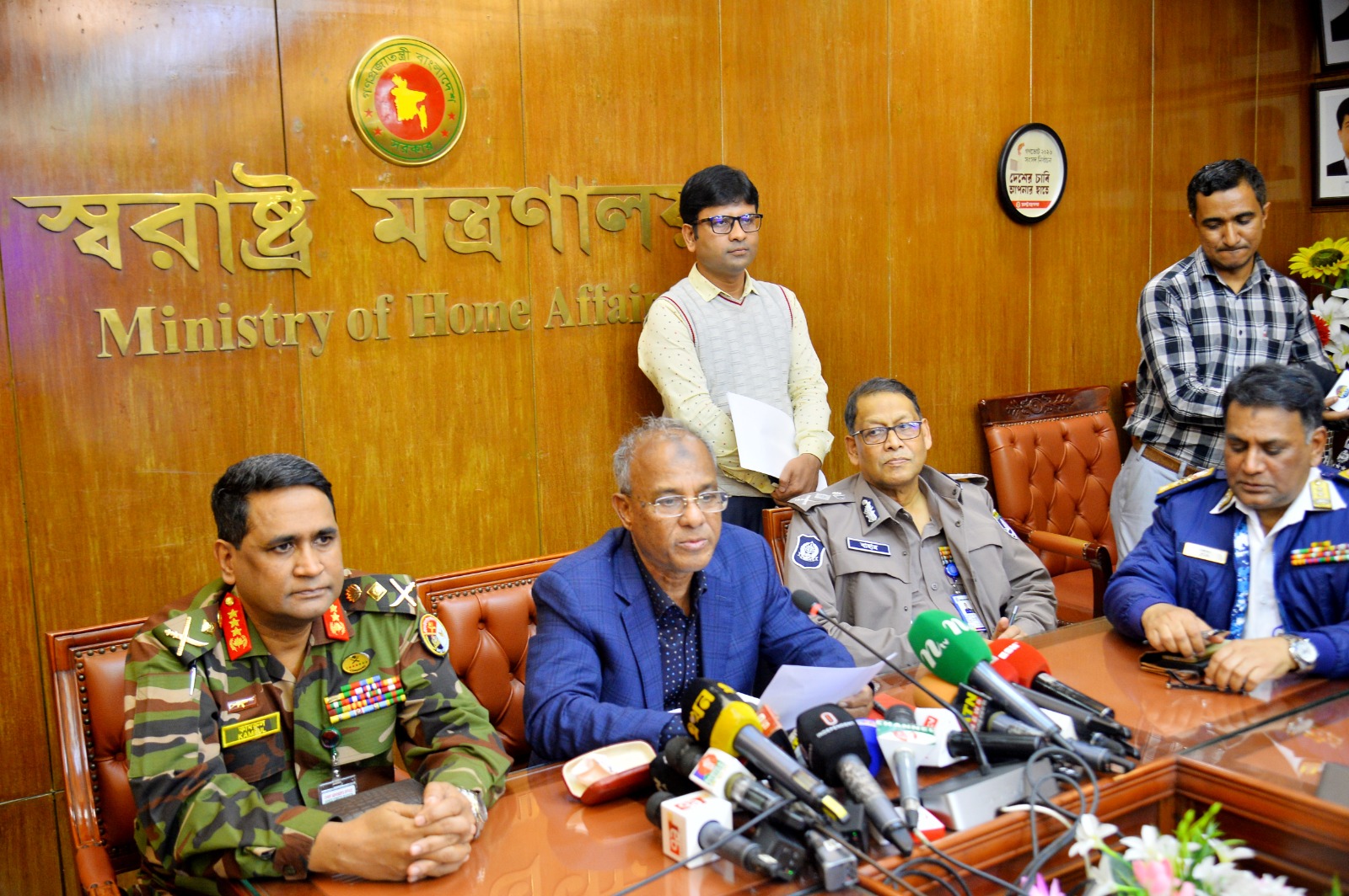 আসন্ন জাতীয় নির্বাচনে মোতায়েন হবে প্রায় ৯ লক্ষ নিরাপত্তা সদস্য: ড্রোনের ব্যবহার ও বিশেষ অ্যাপে নিশ্চিদ্র নিরাপত্তার ঘোষণা স্বরাষ্ট্র উপদেষ্টার