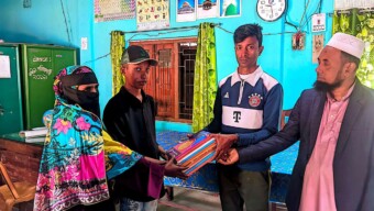অর্থাভাবে ঝরে পড়ার শঙ্কা, শিক্ষার দায়িত্ব নিলেন স্বেচ্ছাসেবক নেতা
