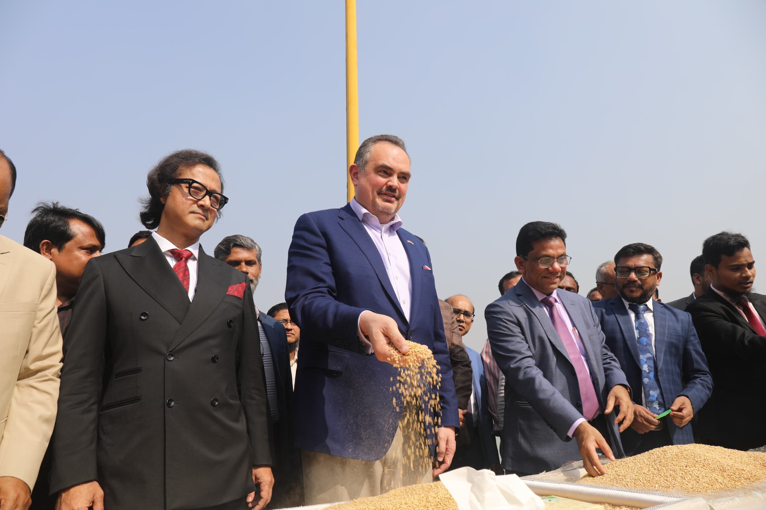 চট্টগ্রাম বন্দরে মার্কিন গমের চালানকে স্বাগত জানালেন যুক্তরাষ্ট্রের রাষ্ট্রদূত